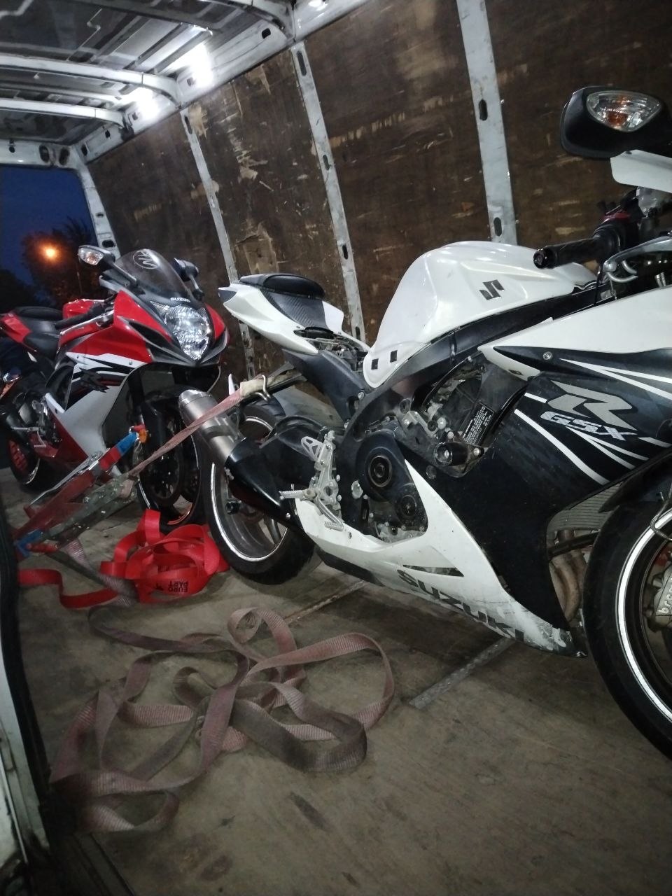 Перевозка велосипедов - вмещаемость до 3 мотоциклов и 20 велосипедов